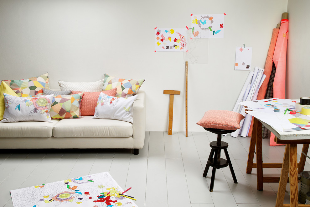 Inspiration pour un bureau design de type studio avec un mur blanc, parquet peint, un bureau indépendant et un sol beige.