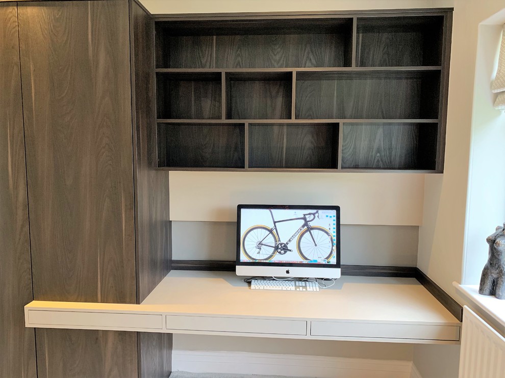 Diseño de despacho contemporáneo pequeño con moqueta, escritorio empotrado y suelo gris