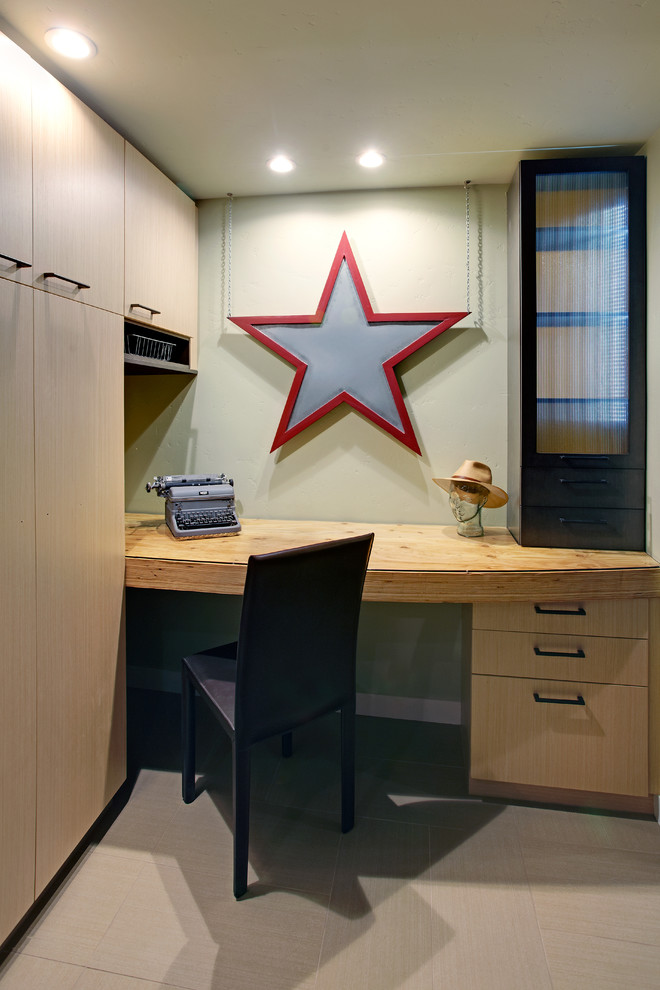 Idéer för ett modernt arbetsrum, med ett inbyggt skrivbord och beiget golv