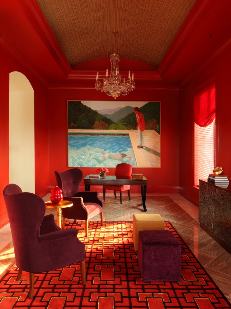 Réalisation d'un bureau design avec un mur rouge et un bureau indépendant.