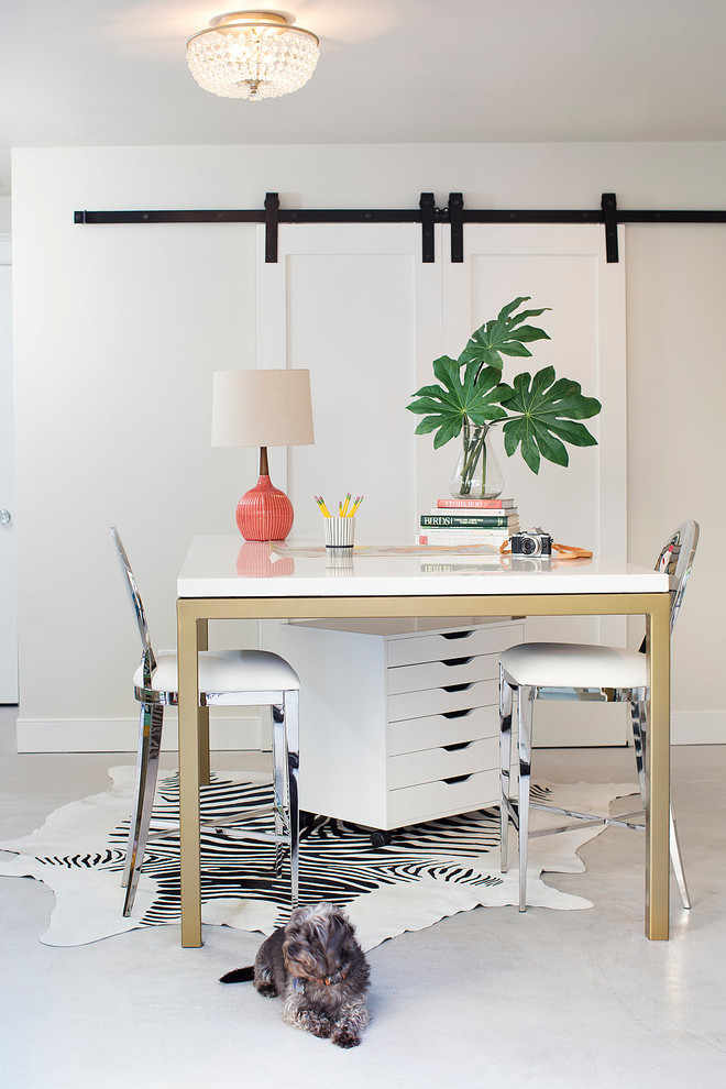 Mittelgroßes Modernes Arbeitszimmer mit weißer Wandfarbe, Betonboden und freistehendem Schreibtisch in Sacramento