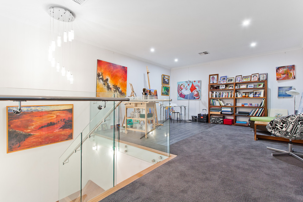 Mittelgroßes Modernes Arbeitszimmer ohne Kamin mit Studio, weißer Wandfarbe, Teppichboden und freistehendem Schreibtisch in Perth