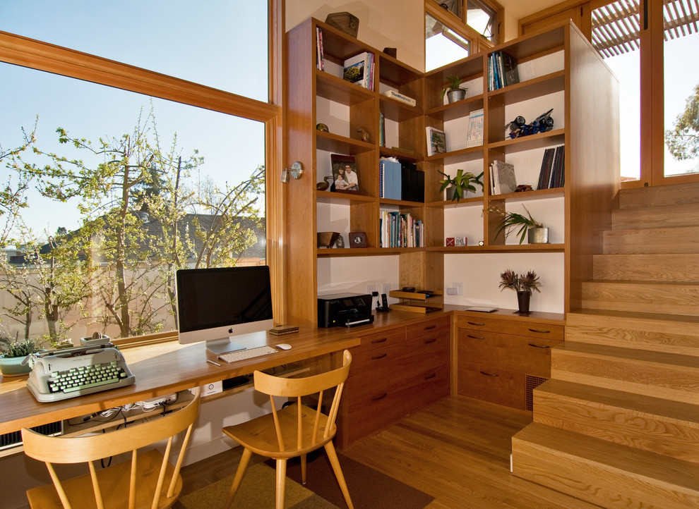Mittelgroßes Modernes Arbeitszimmer ohne Kamin mit Arbeitsplatz, weißer Wandfarbe, braunem Holzboden und Einbau-Schreibtisch in San Francisco