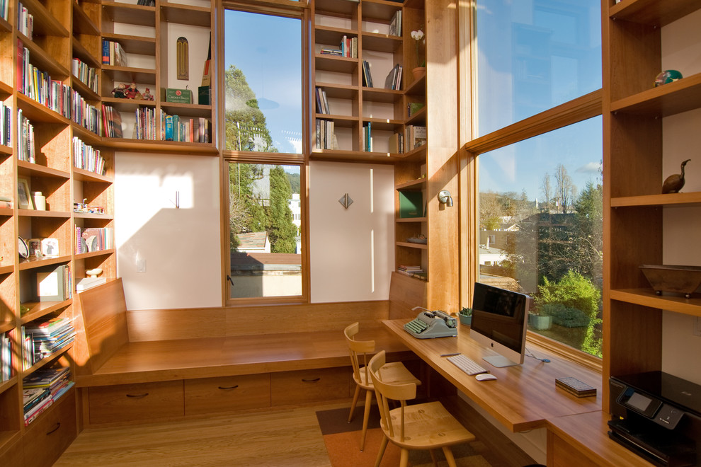 Aménagement d'un bureau contemporain de taille moyenne avec un mur blanc, un sol en bois brun, un bureau intégré et aucune cheminée.