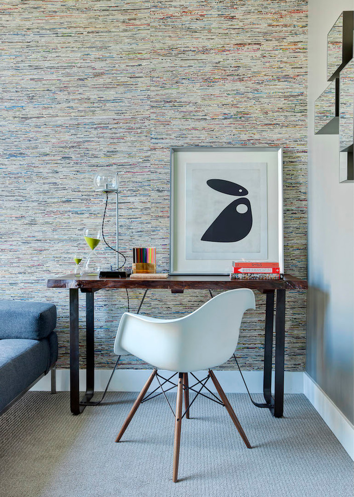 Стильный дизайн: кабинет в современном стиле с разноцветными стенами, ковровым покрытием и отдельно стоящим рабочим столом - последний тренд