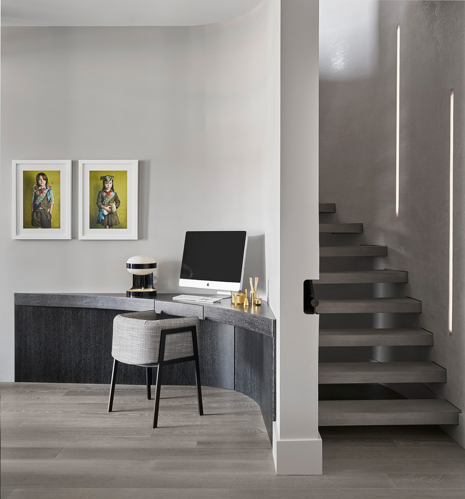 Exempel på ett modernt arbetsrum, med grå väggar, ett inbyggt skrivbord och grått golv
