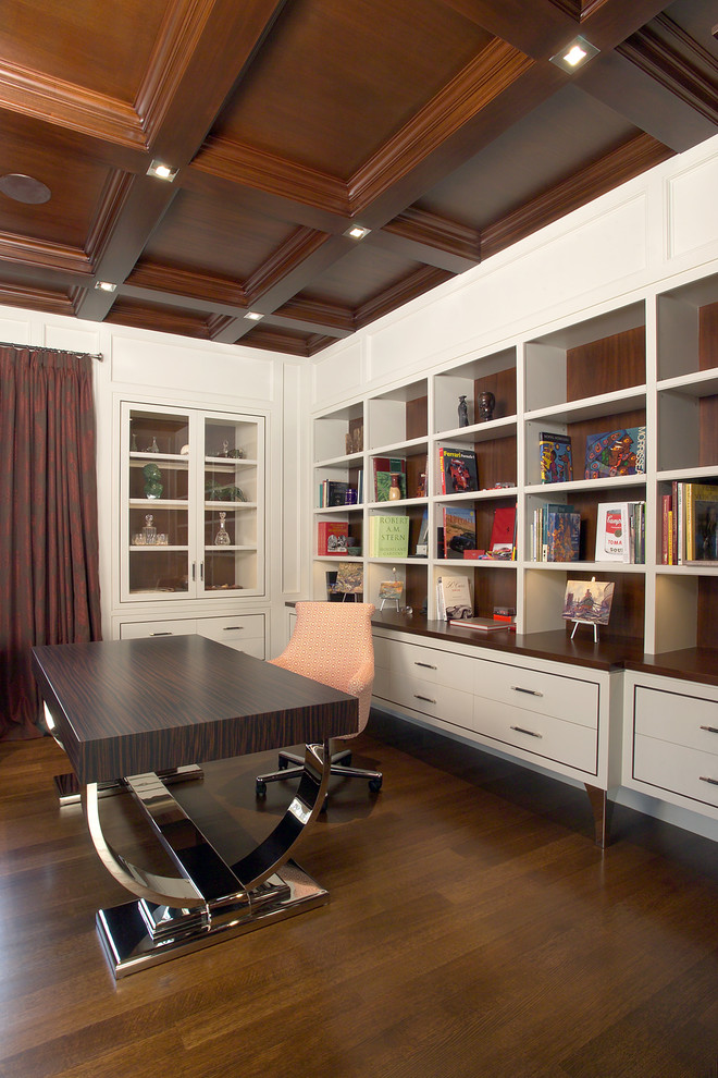 Modernes Arbeitszimmer mit weißer Wandfarbe, dunklem Holzboden und freistehendem Schreibtisch in Toronto