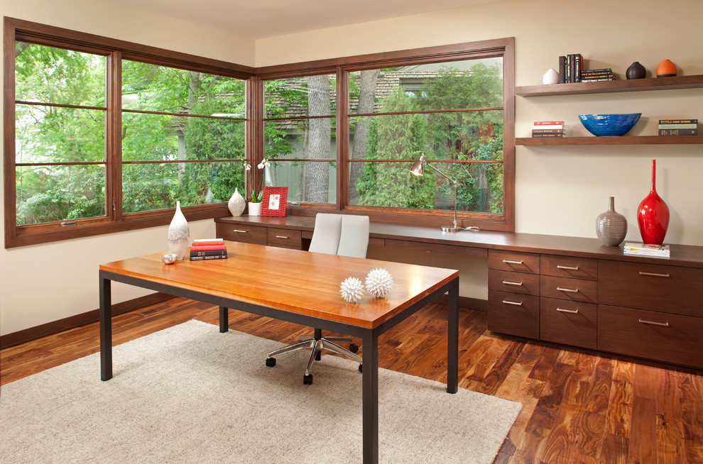 Ejemplo de despacho contemporáneo con paredes blancas, suelo de madera oscura y escritorio independiente