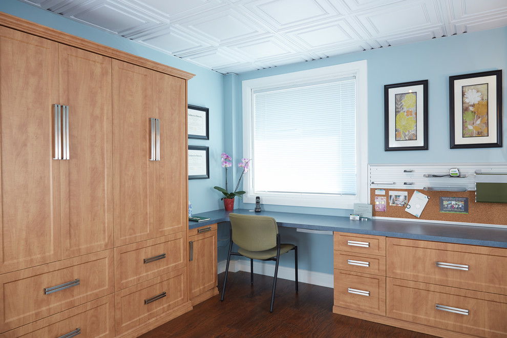 Immagine di un ufficio minimal di medie dimensioni con pareti blu, parquet scuro, scrivania incassata e nessun camino