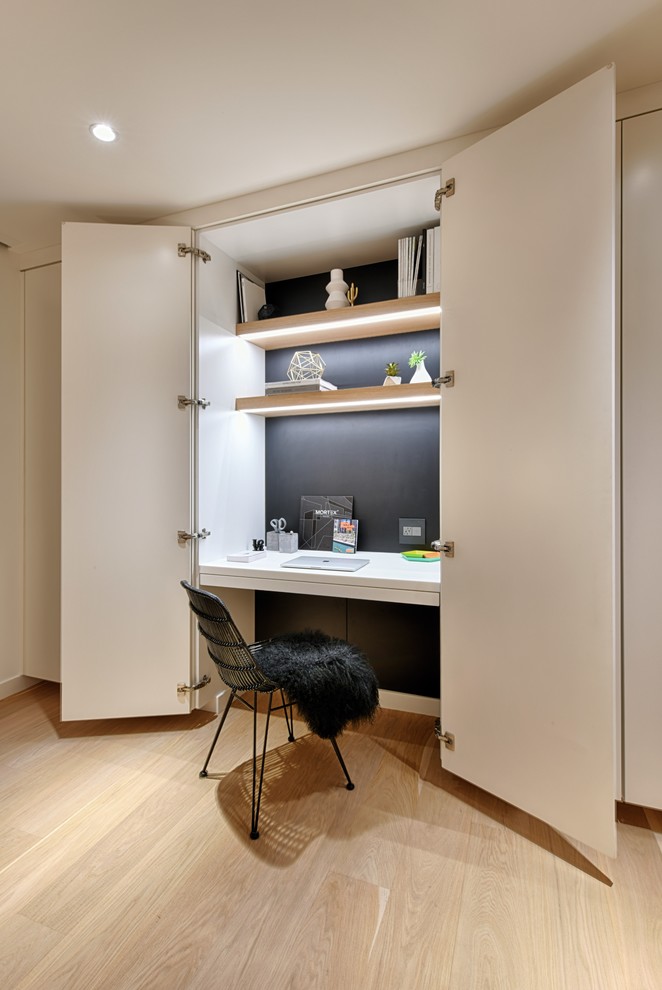 Cette photo montre un petit bureau tendance avec un mur noir, parquet clair, un bureau intégré et un sol beige.
