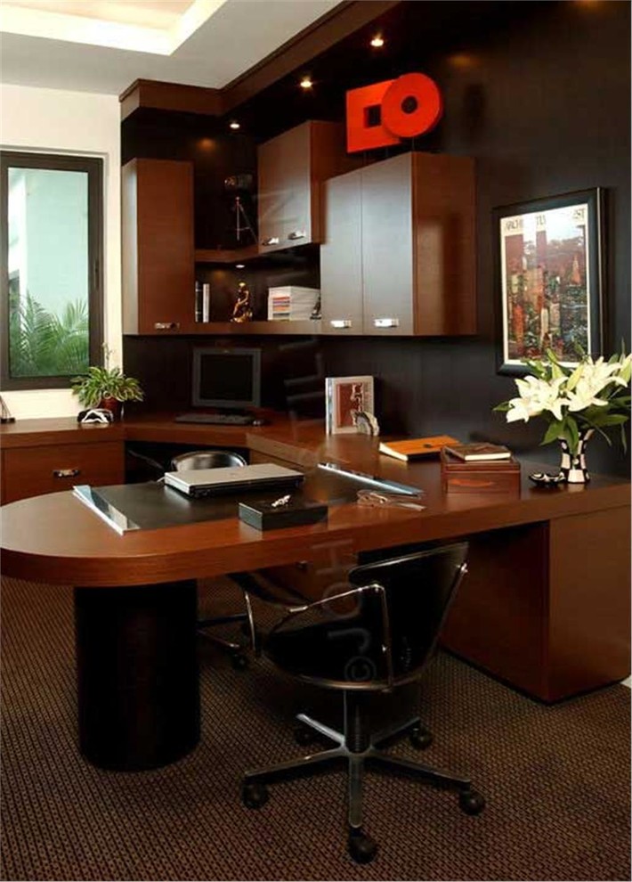 Ispirazione per un ufficio contemporaneo con pareti marroni, moquette e scrivania incassata