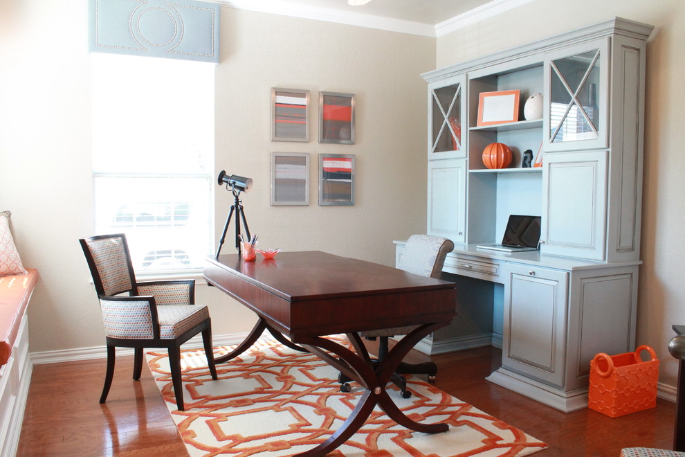 Cette photo montre un petit bureau tendance avec un mur beige, parquet foncé, un bureau indépendant et aucune cheminée.