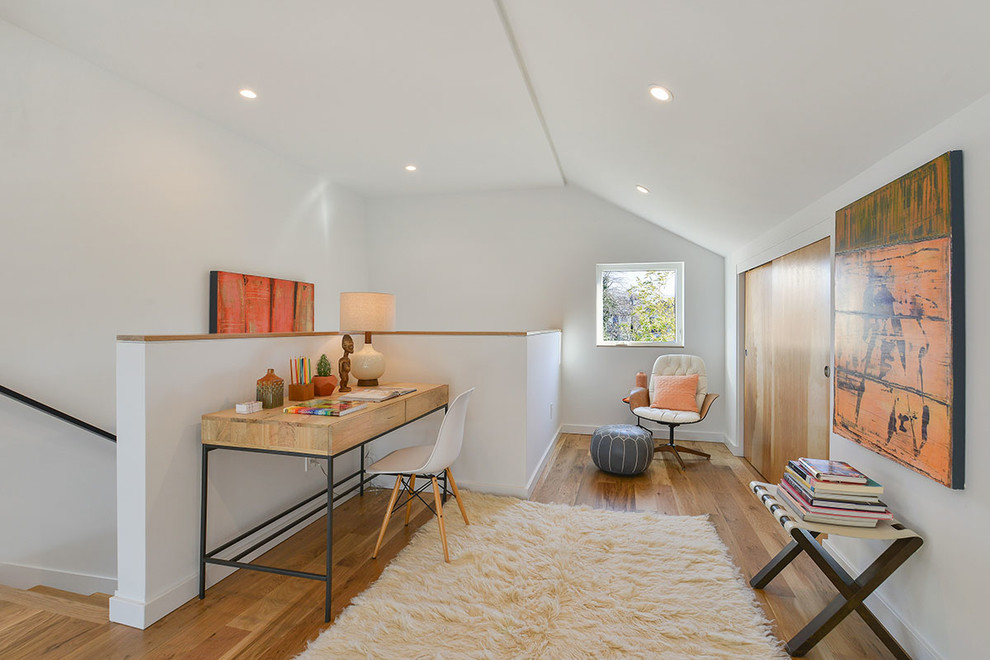 サンフランシスコにあるコンテンポラリースタイルのおしゃれなホームオフィス・書斎 (白い壁、無垢フローリング、暖炉なし、自立型机) の写真