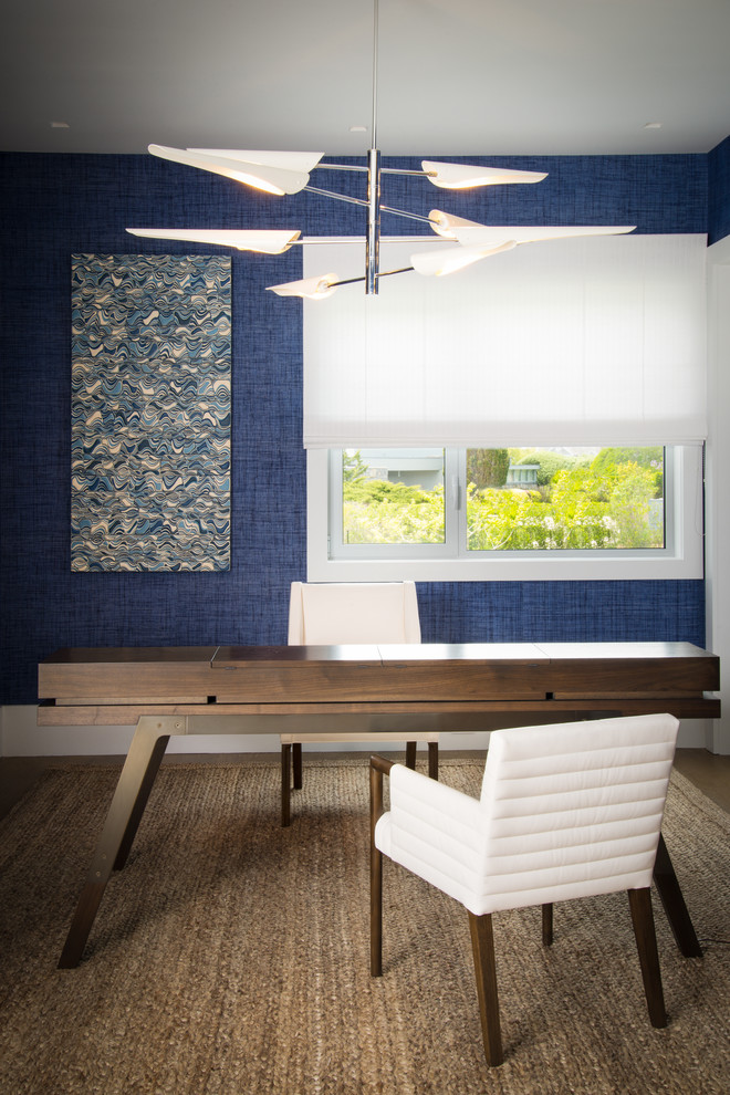 Esempio di un ufficio minimal con pareti blu e scrivania autoportante