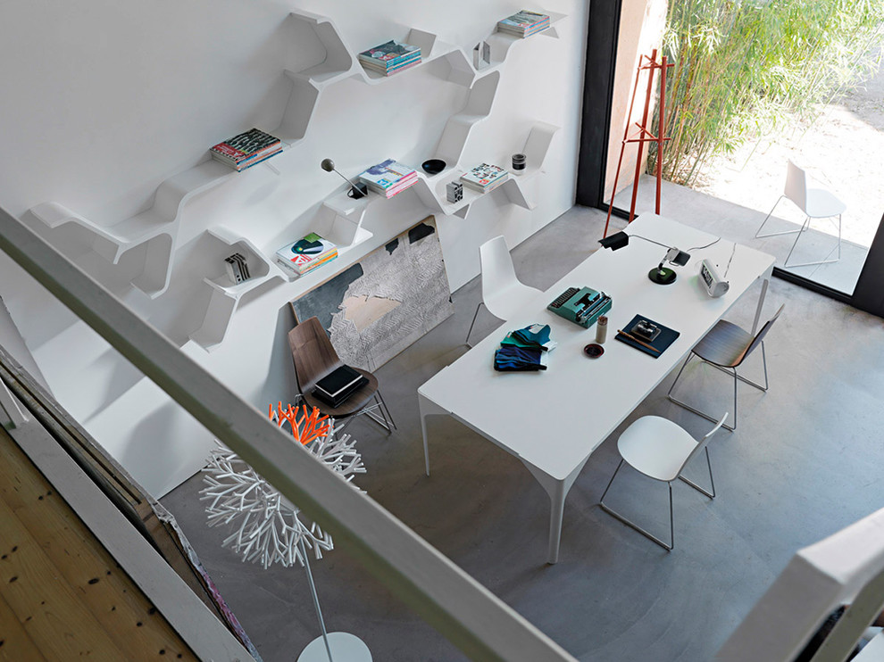 Exemple d'un grand bureau tendance avec un mur blanc, sol en béton ciré et un bureau indépendant.