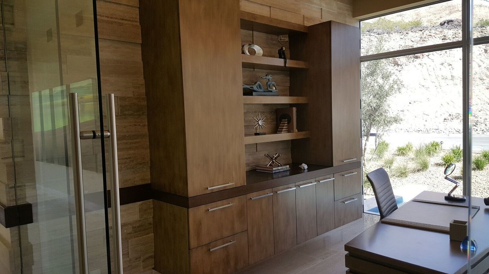 Diseño de despacho contemporáneo de tamaño medio sin chimenea con suelo de madera clara y escritorio independiente