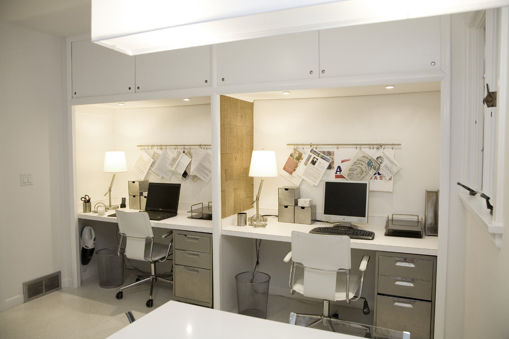 Foto på ett funkis arbetsrum, med vita väggar, heltäckningsmatta och ett inbyggt skrivbord