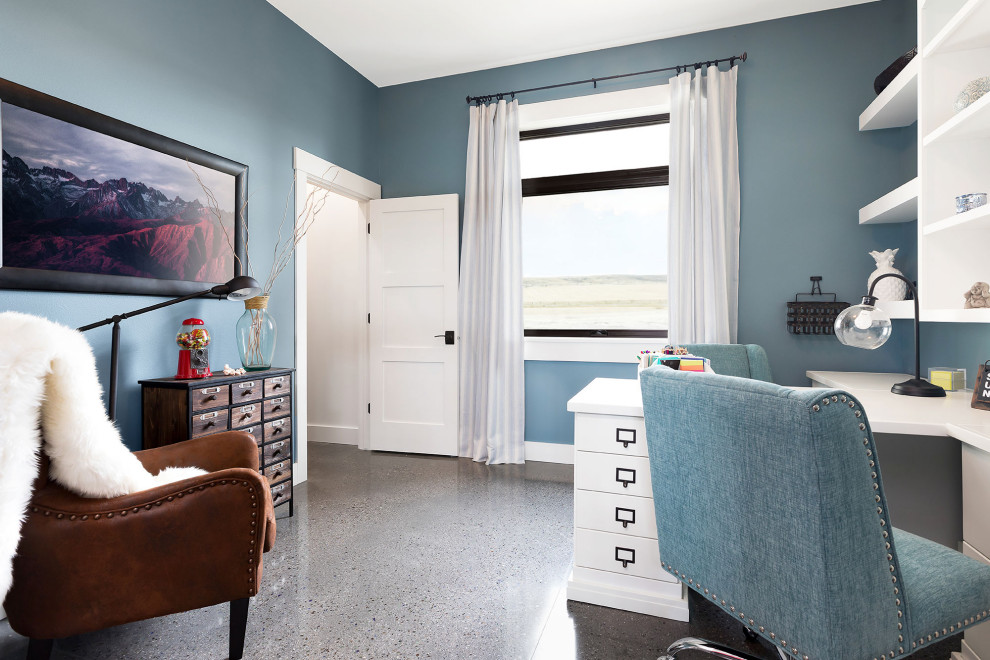 Идея дизайна: кабинет среднего размера в современном стиле с синими стенами, бетонным полом и встроенным рабочим столом