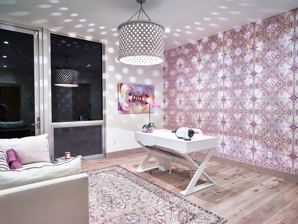 Foto på ett mellanstort funkis hemmastudio, med ljust trägolv, ett fristående skrivbord och flerfärgade väggar