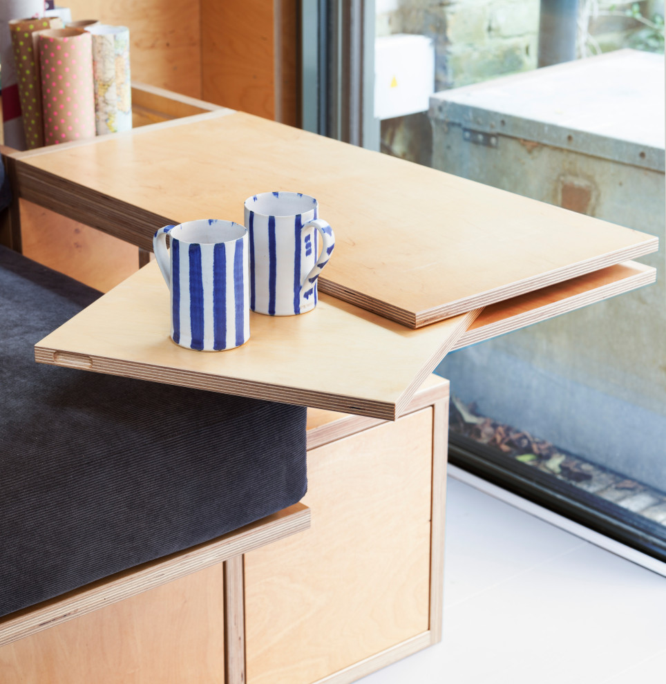 Kleines Modernes Arbeitszimmer mit Studio, gelber Wandfarbe, gebeiztem Holzboden, Kaminofen, Kaminumrandung aus Metall, Einbau-Schreibtisch, grauem Boden, Holzdecke und Wandpaneelen in London