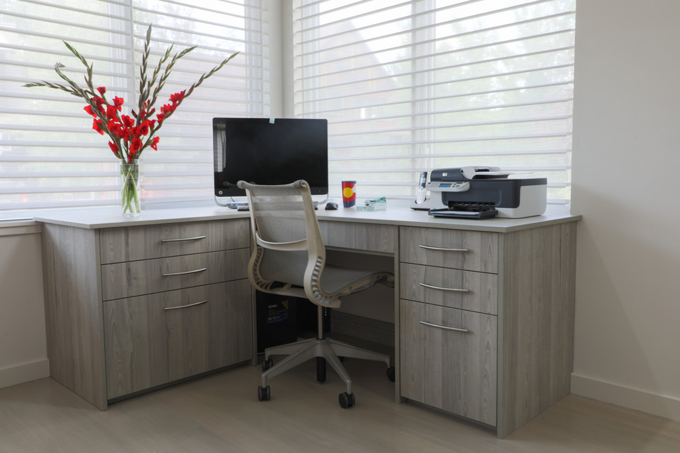 Imagen de despacho clásico renovado de tamaño medio sin chimenea con suelo de madera clara, suelo beige, paredes grises y escritorio independiente