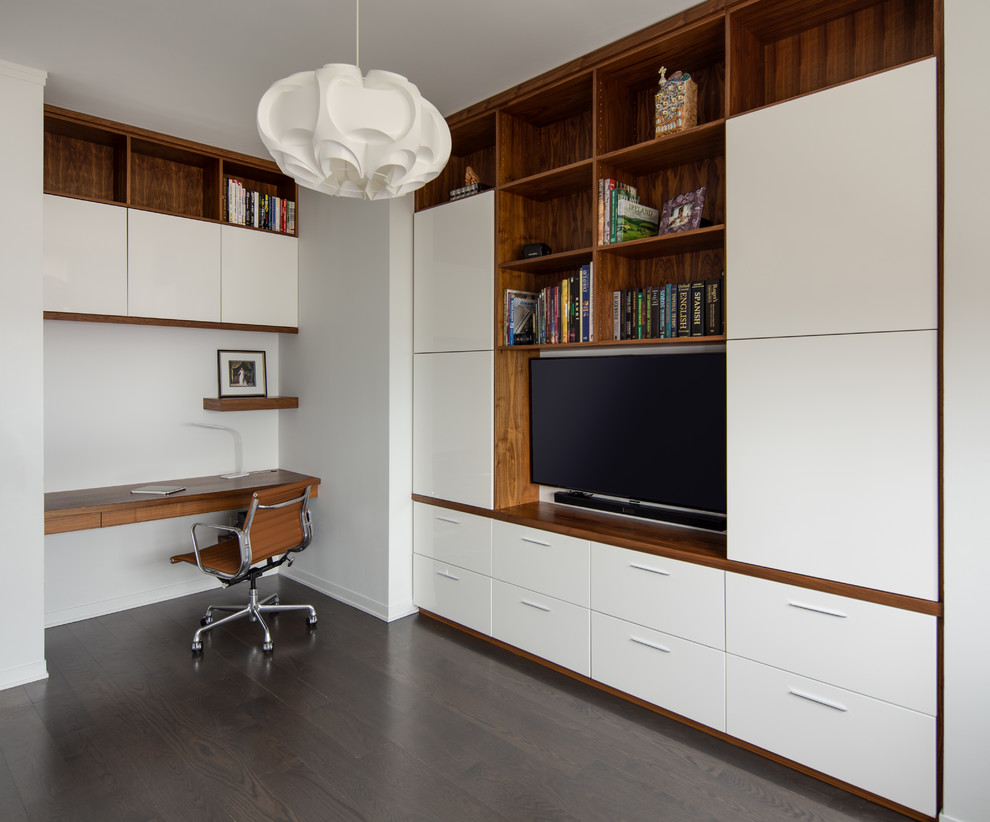 シカゴにあるコンテンポラリースタイルのおしゃれなホームオフィス・書斎 (白い壁、濃色無垢フローリング、造り付け机) の写真