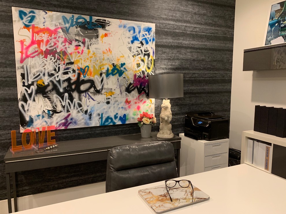Mittelgroßes Modernes Arbeitszimmer mit schwarzer Wandfarbe und freistehendem Schreibtisch in Los Angeles