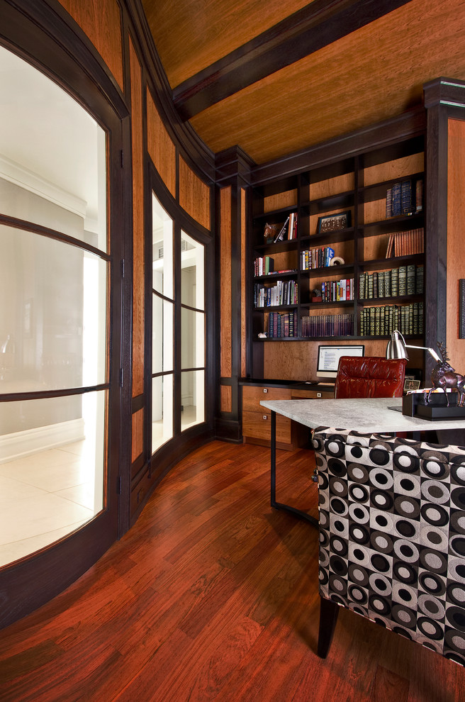 На фото: большой домашняя библиотека в современном стиле с коричневыми стенами, паркетным полом среднего тона, отдельно стоящим рабочим столом и коричневым полом