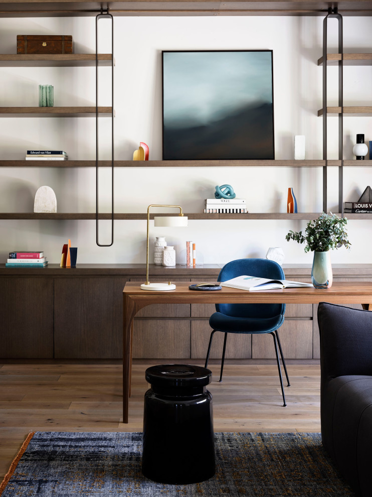 Réalisation d'un grand bureau design avec un mur blanc, un sol en bois brun, un bureau indépendant et un sol marron.