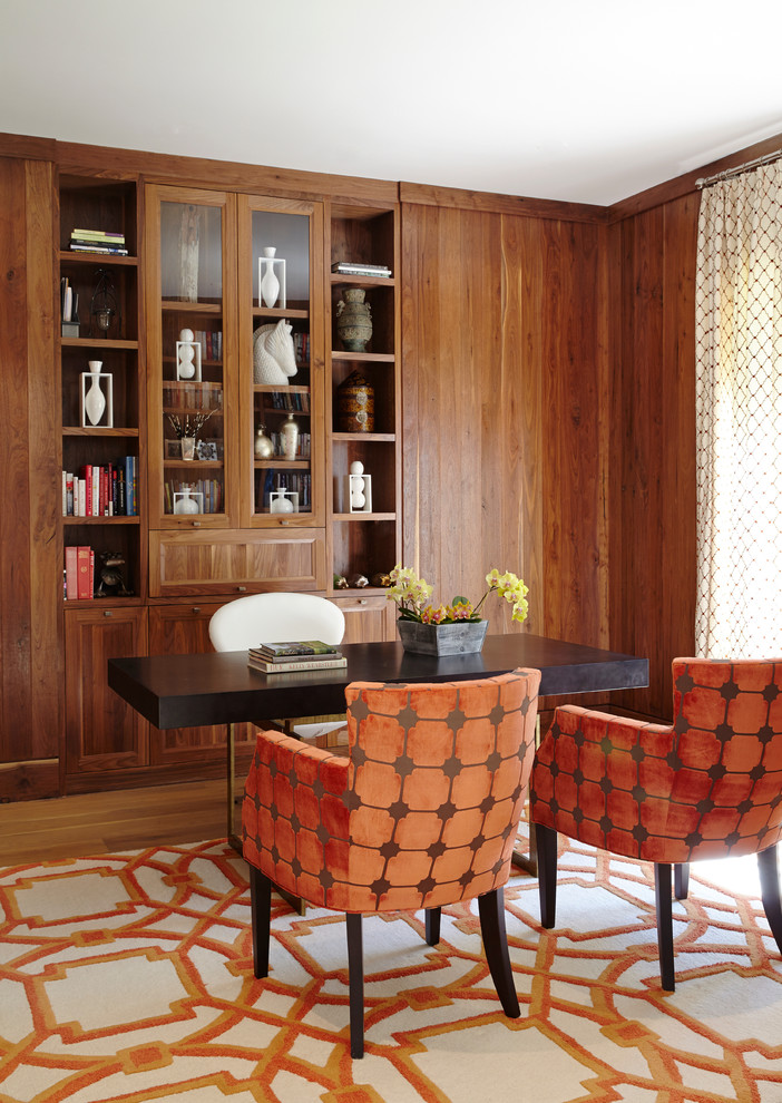 Idée de décoration pour un bureau tradition avec un sol en bois brun et un bureau indépendant.