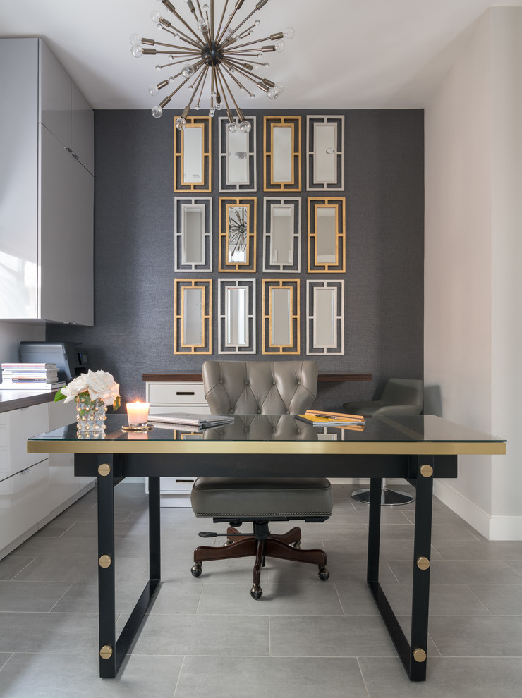 Mittelgroßes Modernes Arbeitszimmer ohne Kamin mit Arbeitsplatz, grauer Wandfarbe, freistehendem Schreibtisch, grauem Boden und Laminat in Sonstige