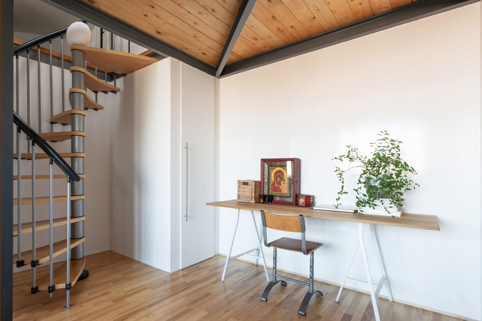 Источник вдохновения для домашнего уюта: кабинет в современном стиле с белыми стенами, паркетным полом среднего тона, коричневым полом и деревянным потолком