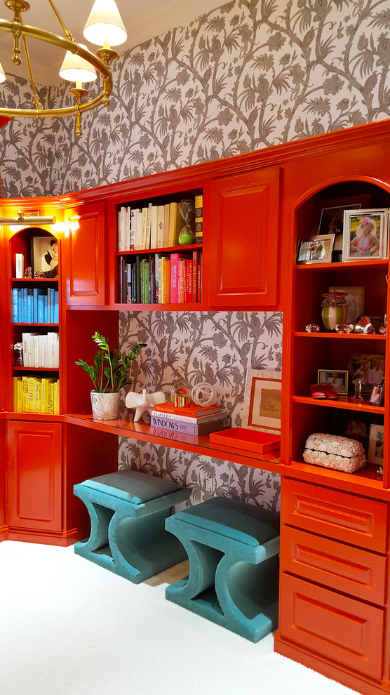 Bild på ett mellanstort eklektiskt hemmabibliotek, med flerfärgade väggar, heltäckningsmatta och ett fristående skrivbord