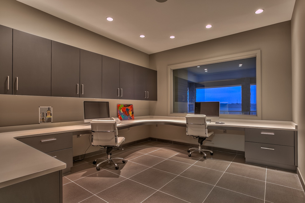 Geräumiges Modernes Arbeitszimmer ohne Kamin mit grauer Wandfarbe und Einbau-Schreibtisch in Omaha