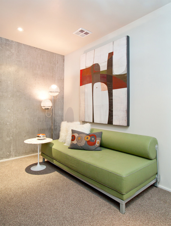 Cette image montre un grand bureau minimaliste avec un mur gris, moquette, un bureau indépendant et un sol gris.