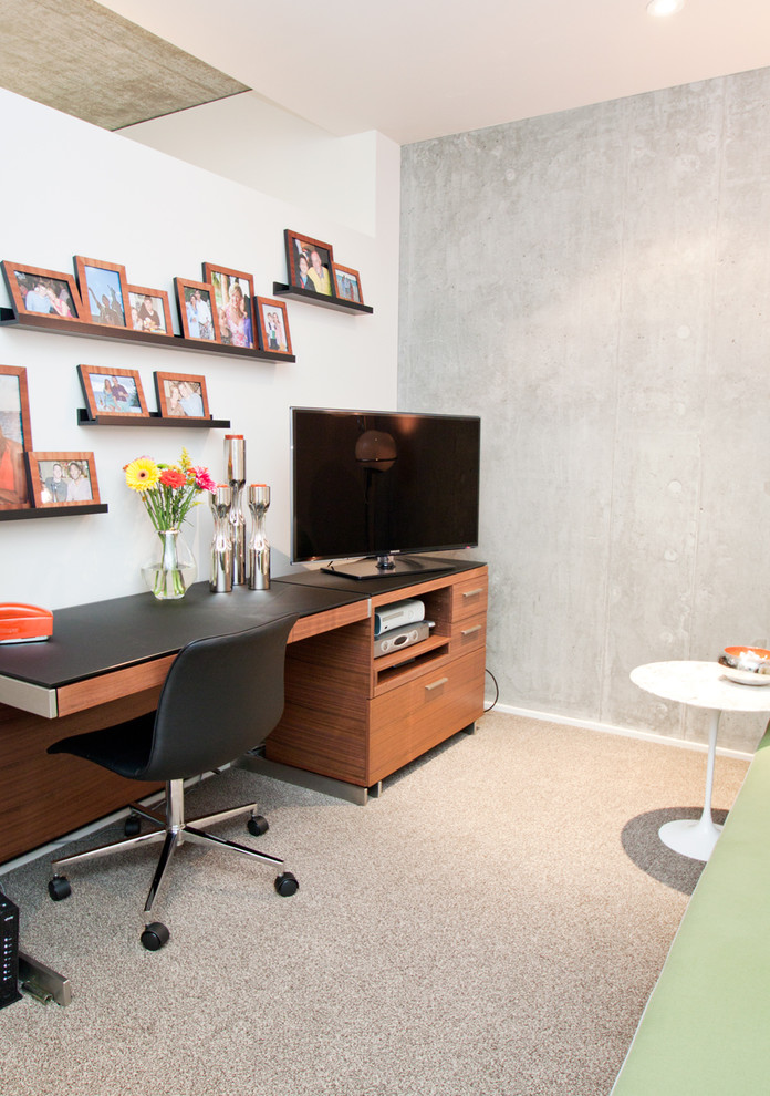 Idées déco pour un grand bureau moderne avec un mur gris, moquette, un bureau indépendant et un sol gris.