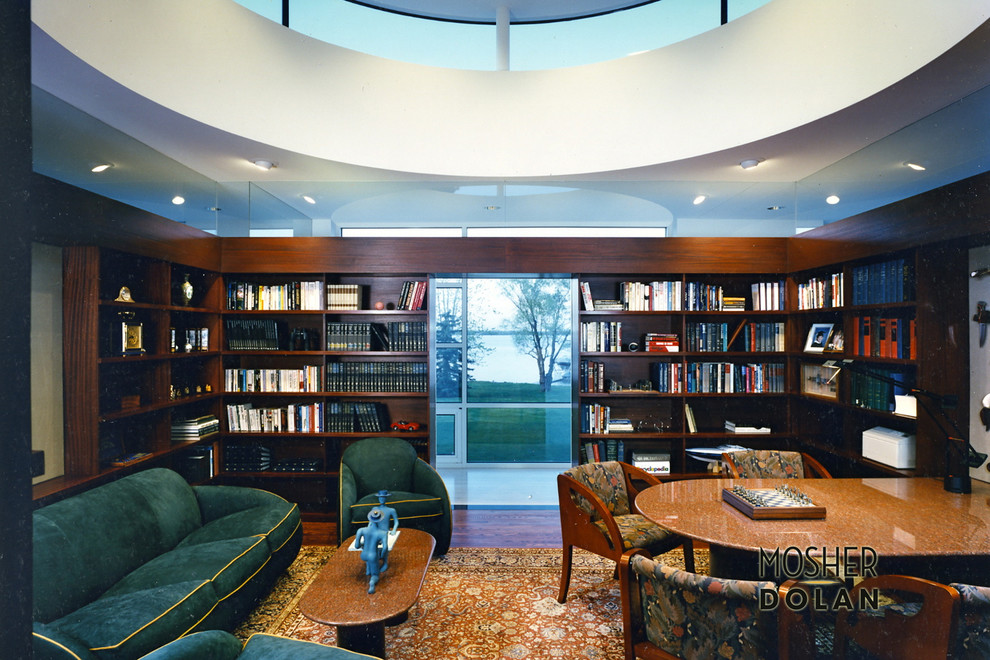 デトロイトにあるラグジュアリーな巨大なコンテンポラリースタイルのおしゃれな書斎 (茶色い壁、無垢フローリング、自立型机) の写真