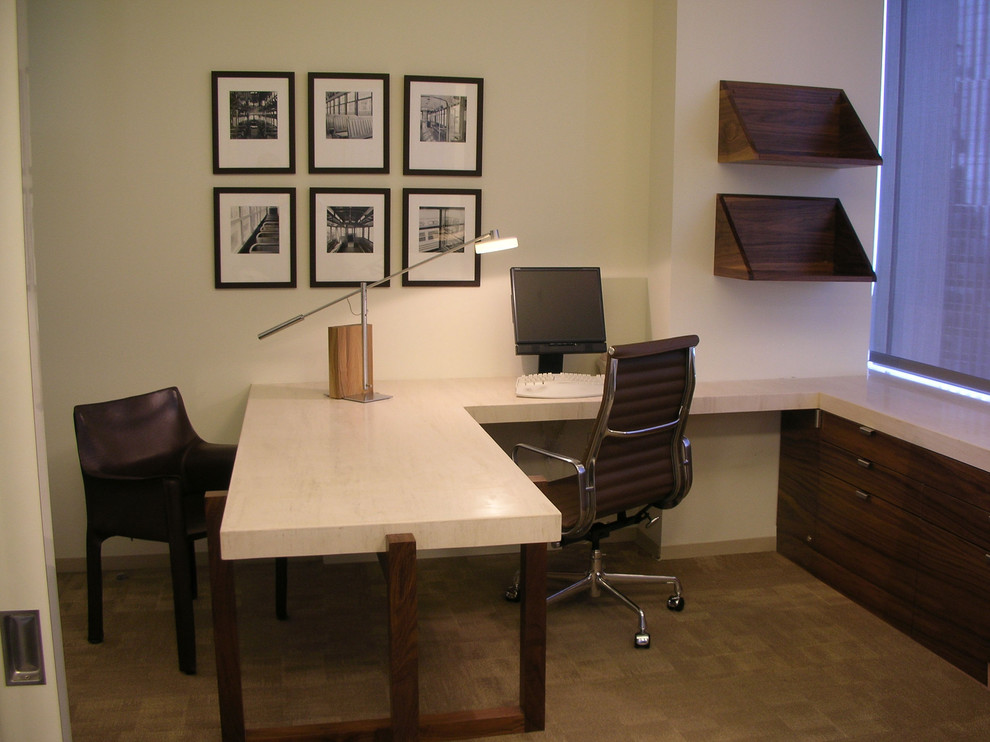 Idéer för stora funkis arbetsrum, med vita väggar, heltäckningsmatta och ett inbyggt skrivbord