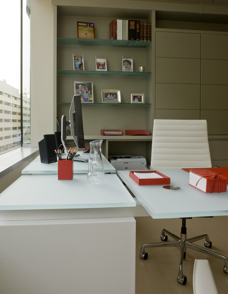 Свежая идея для дизайна: кабинет среднего размера в современном стиле с отдельно стоящим рабочим столом, бежевыми стенами, полом из ламината и бежевым полом без камина - отличное фото интерьера