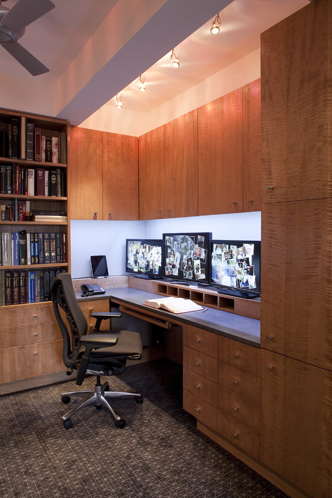 На фото: кабинет в современном стиле с встроенным рабочим столом