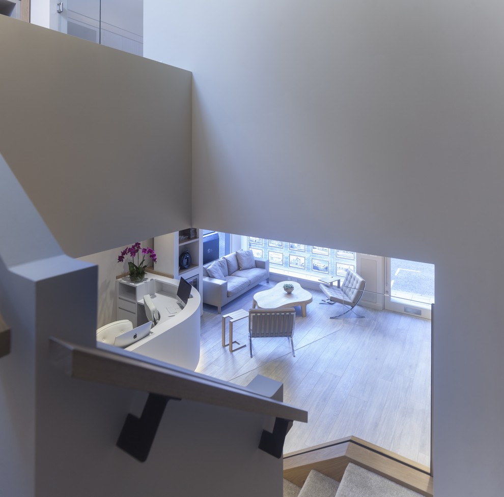 Großes Modernes Arbeitszimmer mit Studio, weißer Wandfarbe, Teppichboden und Einbau-Schreibtisch in Cheshire