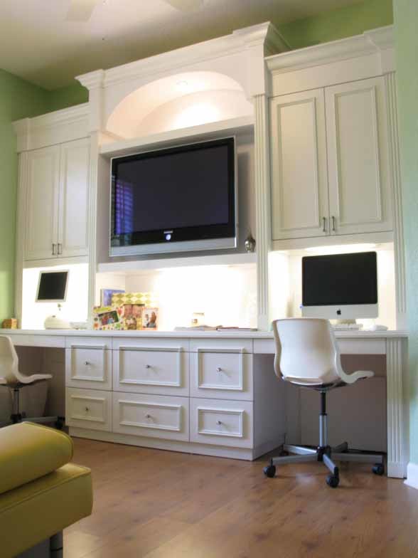 Пример оригинального дизайна: рабочее место среднего размера в современном стиле с зелеными стенами и встроенным рабочим столом без камина