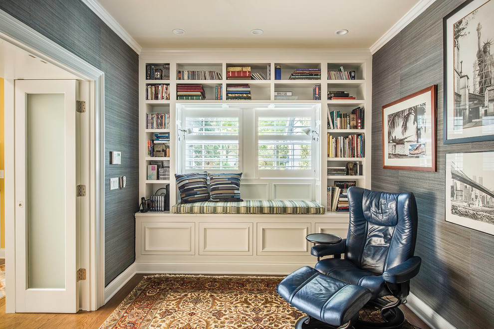 Ejemplo de despacho contemporáneo de tamaño medio sin chimenea con biblioteca, paredes grises y suelo de madera en tonos medios