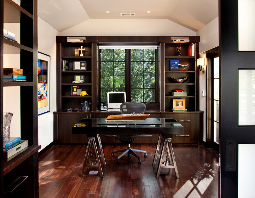 Foto de despacho actual de tamaño medio sin chimenea con paredes beige, suelo de madera oscura, escritorio independiente y suelo marrón