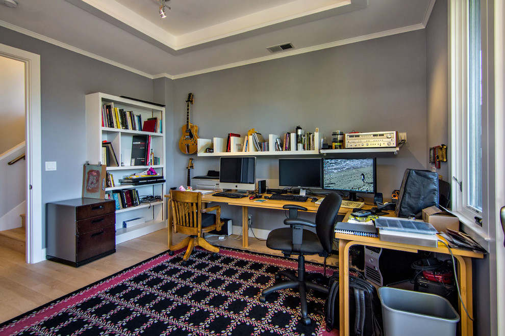 サンフランシスコにあるコンテンポラリースタイルのおしゃれなホームオフィス・書斎 (自立型机) の写真