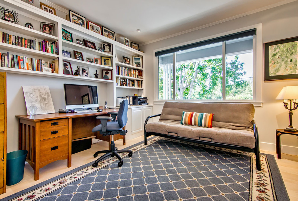 Modernes Arbeitszimmer mit Arbeitsplatz, grauer Wandfarbe, hellem Holzboden und freistehendem Schreibtisch in San Francisco