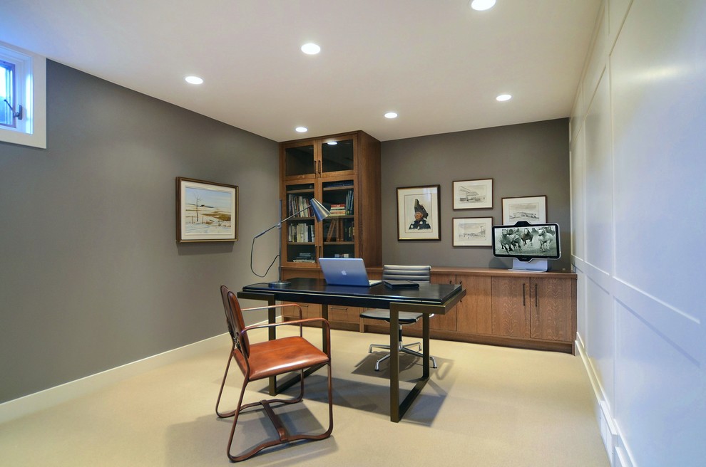 Esempio di un ufficio contemporaneo con pareti grigie, moquette e scrivania autoportante