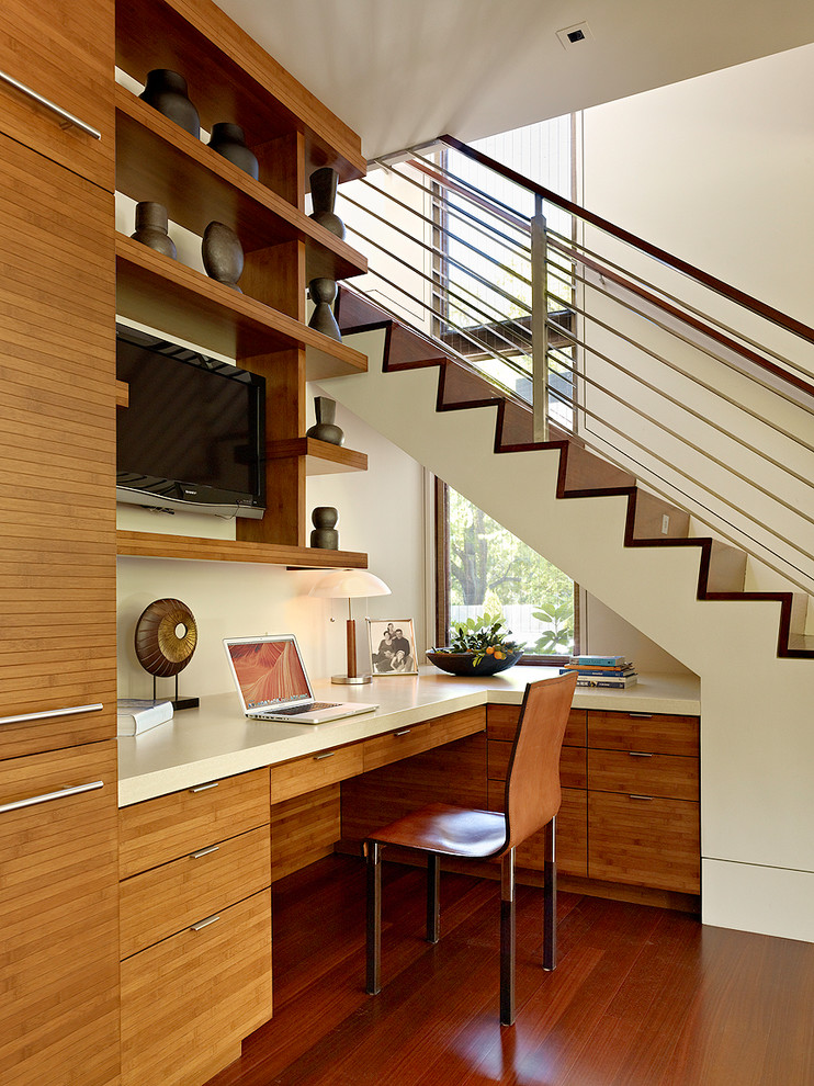 サンフランシスコにあるコンテンポラリースタイルのおしゃれなホームオフィス・書斎 (ベージュの壁、無垢フローリング、造り付け机) の写真