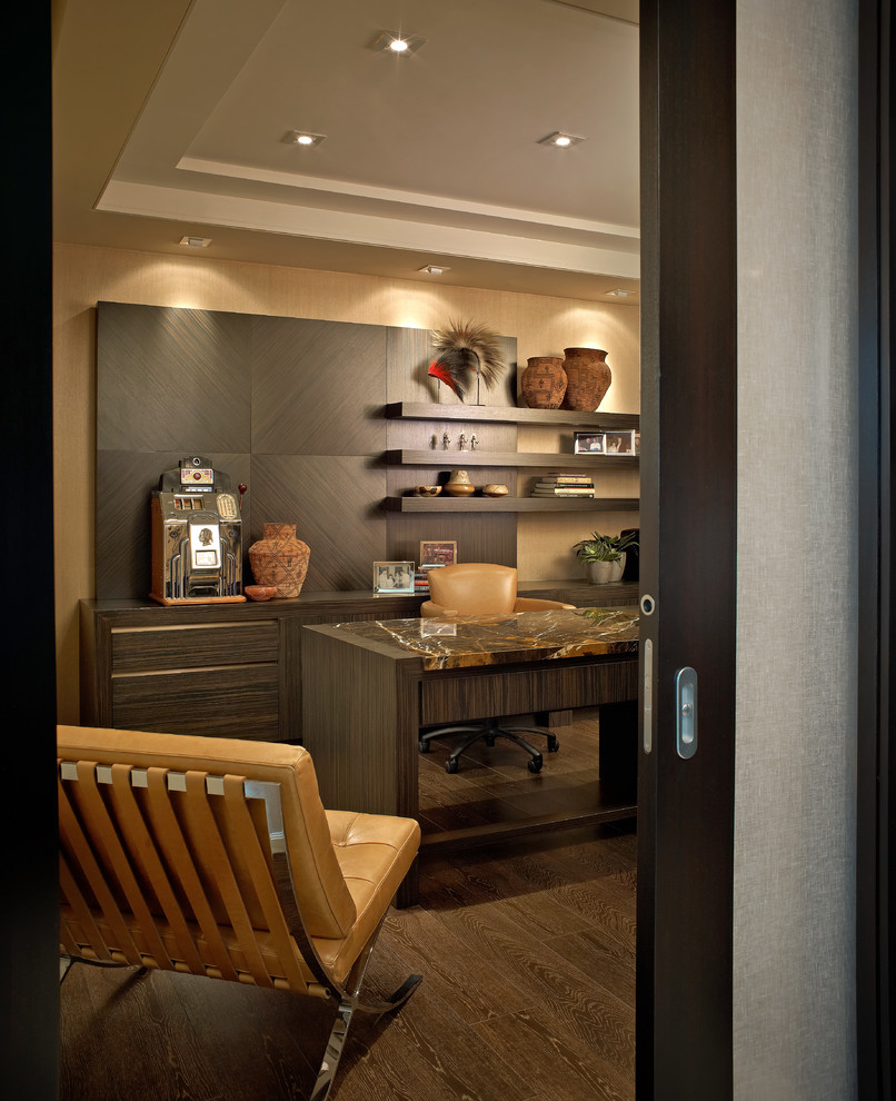 Cette image montre un bureau design avec parquet foncé et un bureau indépendant.