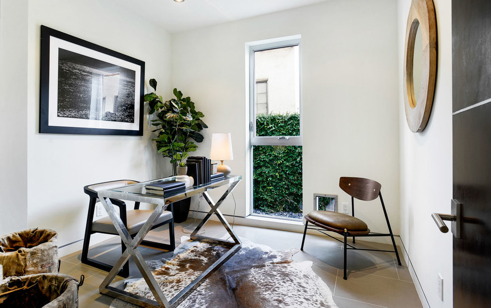 Diseño de despacho contemporáneo con paredes blancas, escritorio independiente y suelo marrón